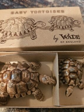 Wade of England Baby Tortoises Ceramic Figurine Set - Brown